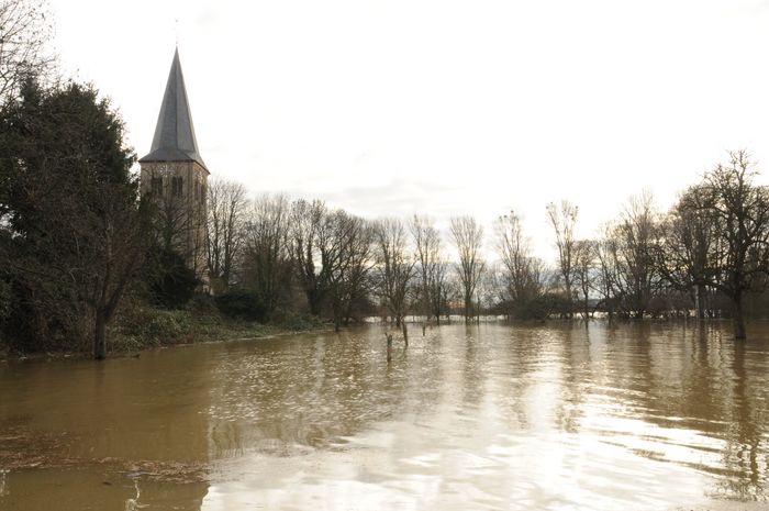 Fluss und Kirche
