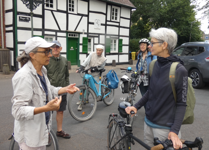 Personen vor Fachwerkhaus