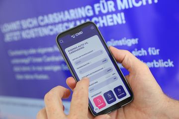 Hände mit Mobiltelefon