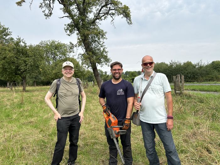 3 Personen auf Wiese