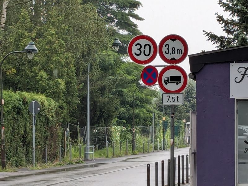 Neues Tempo 30 Schild neben bestehenden Verkehrszeichen