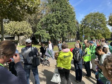 Demonstrantengruppe mit Sprecher