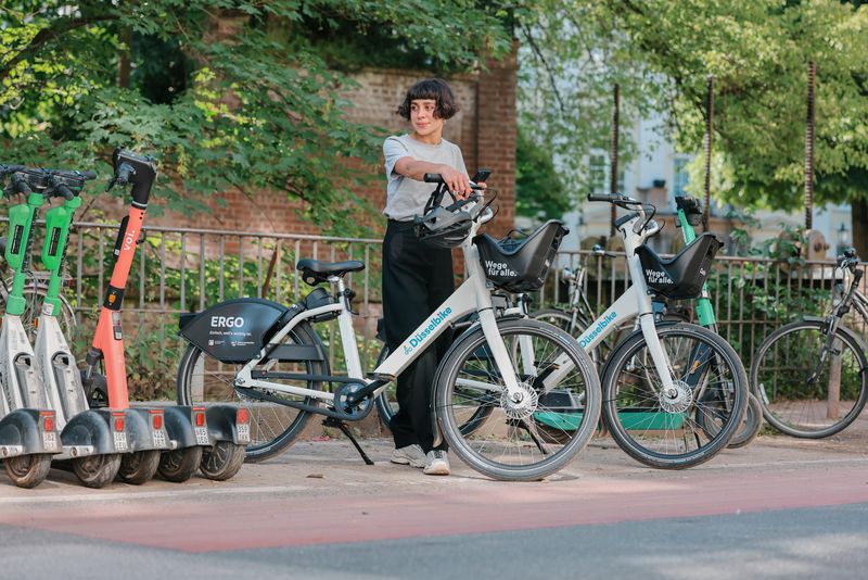 Frau mit Fahrrad