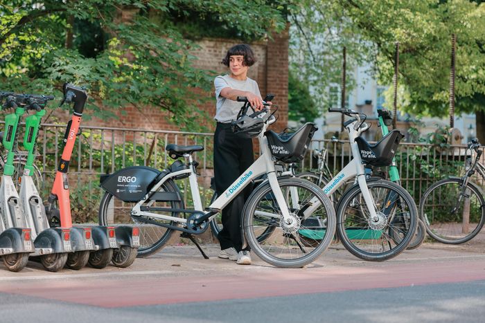 Frau mit Fahrrad