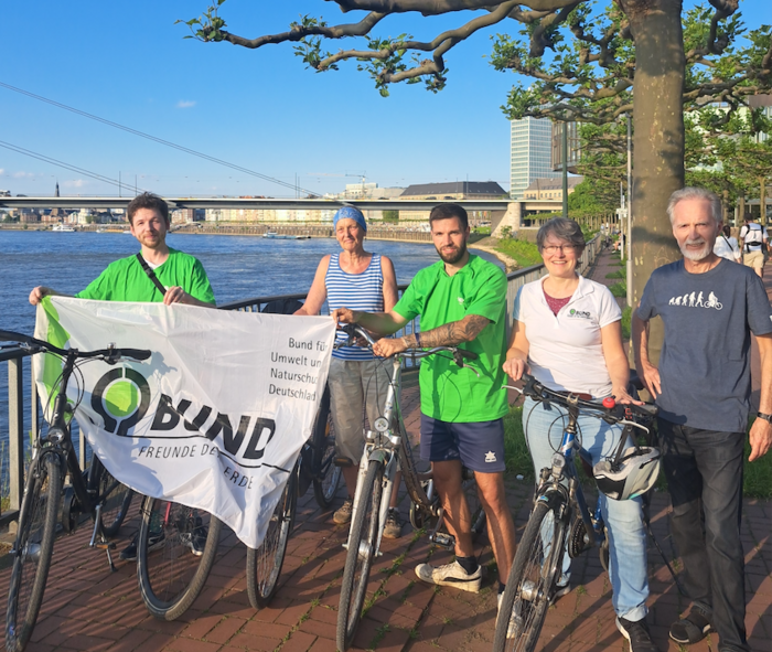 Radler des Teams Bike4BUND vor dem Landtag am Rhein in Düsseldorf