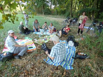 Personen beim Picknick
