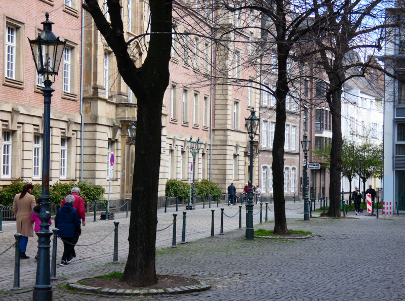 Strasse mit Laternen