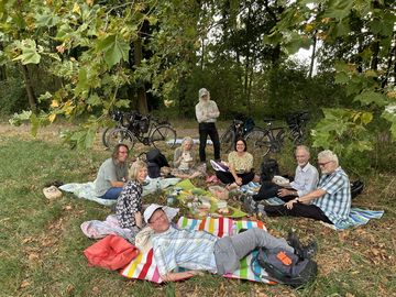 Personen beim Picknick