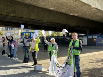Menschen unter Brücke bei Demo