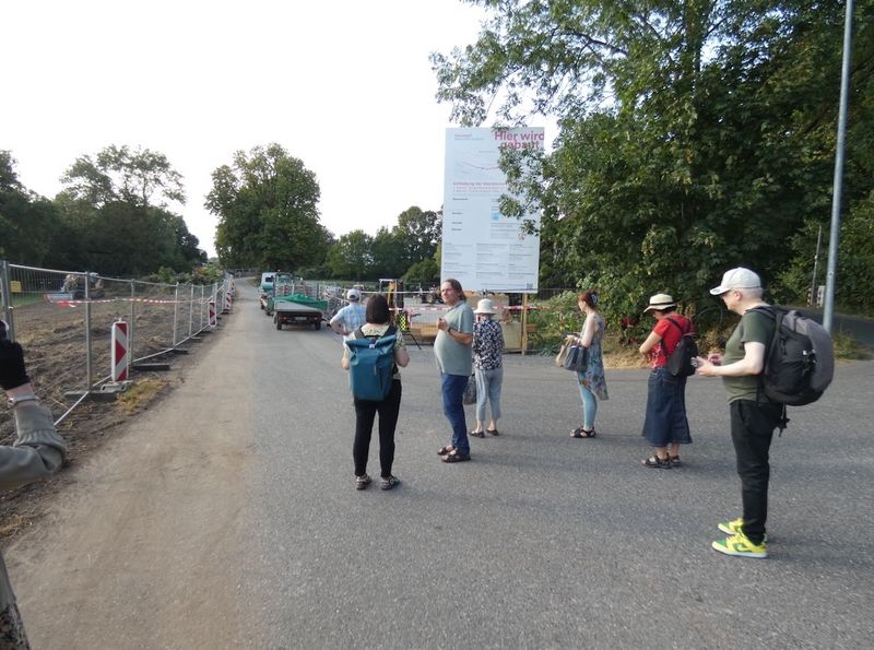 Personen vor Baustelle