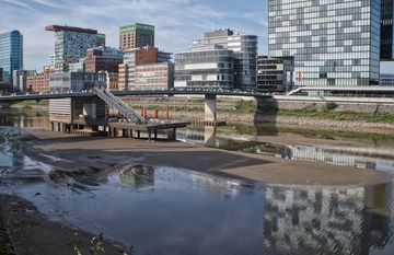 Gebäudekulisse mit Fluss