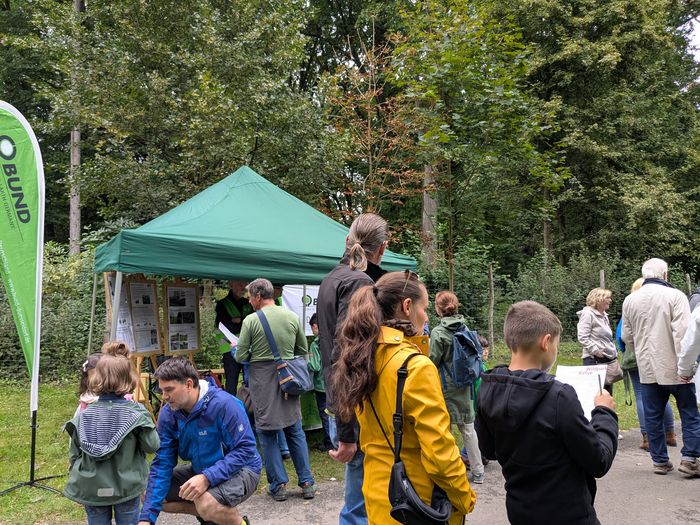 Menschen vor BUND Pavillion