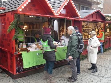 Personen vor einer Hütte
