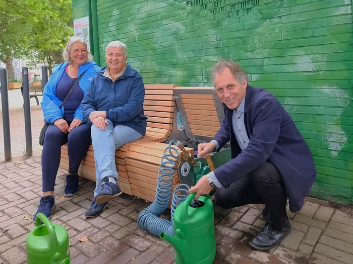3 Personen auf Regenwasserbank