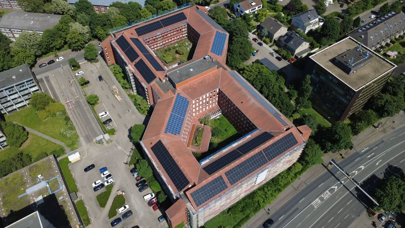 Gebäude mit Solaranlage