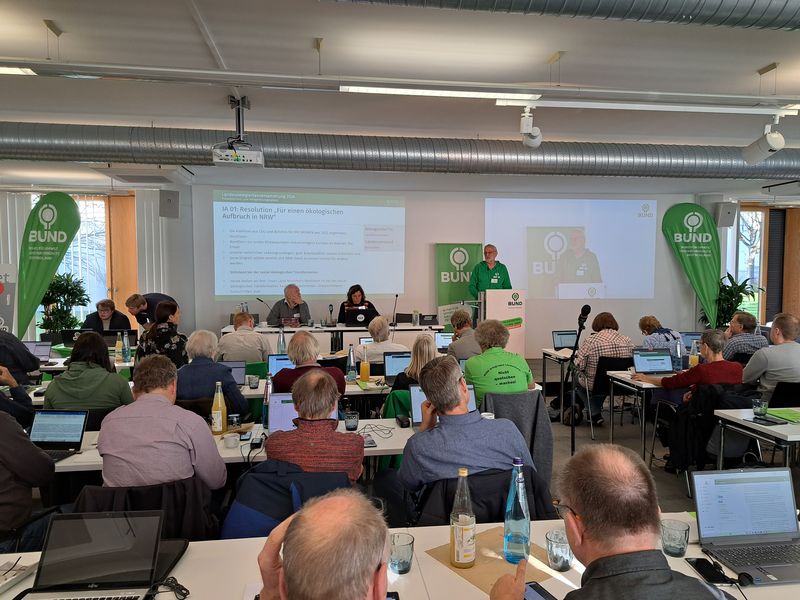 Blick aufs Podium, Delegierte an Tischen