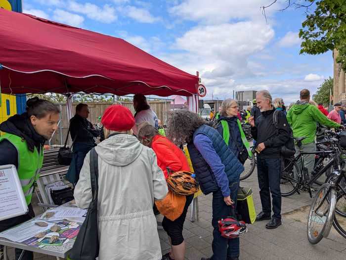 Interessierte Leute am Stand von BUND/Bündnis Mobilitätswende Düsseldorf