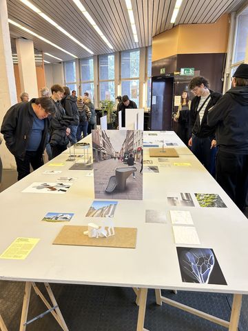 Tisch mit Projektskizzen