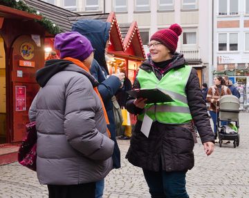 Personengruppe auf dem Weihnachtsmarkt