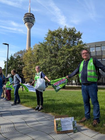 Menschen in Reihe am Rheinufer