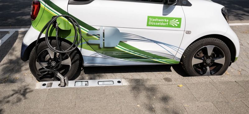 Stadtwerke-Auto am Ladebordstein