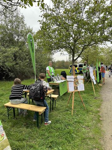 Infostand mit Kindern
