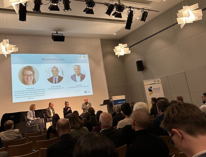 Vortragsraum mit Diskussionspanel