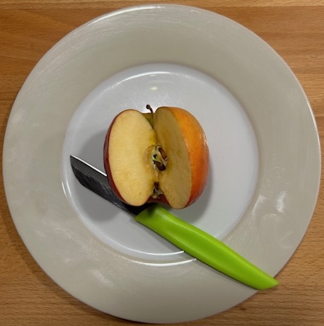 Apfel auf Teller